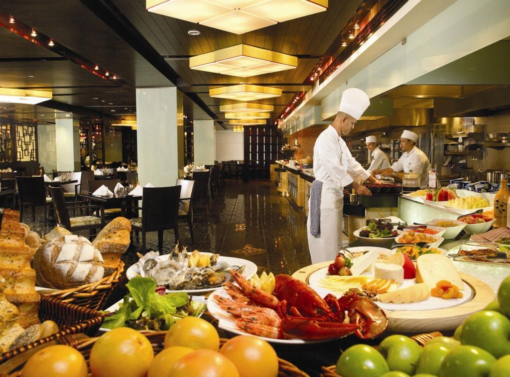 Grand Millennium Kuala Lumpur Hotell Restaurant bilde A buffet at a hotel